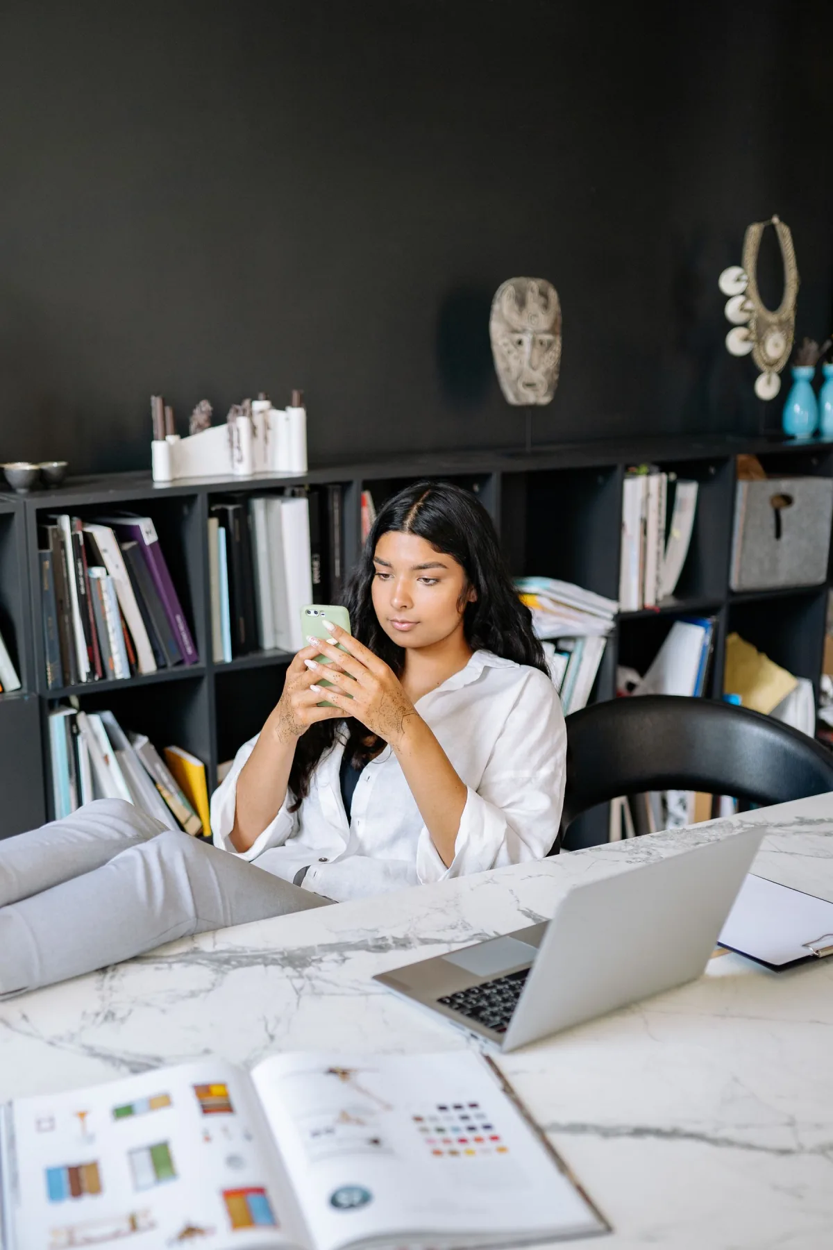 Community manager consultant ses messages depuis un espace de travail