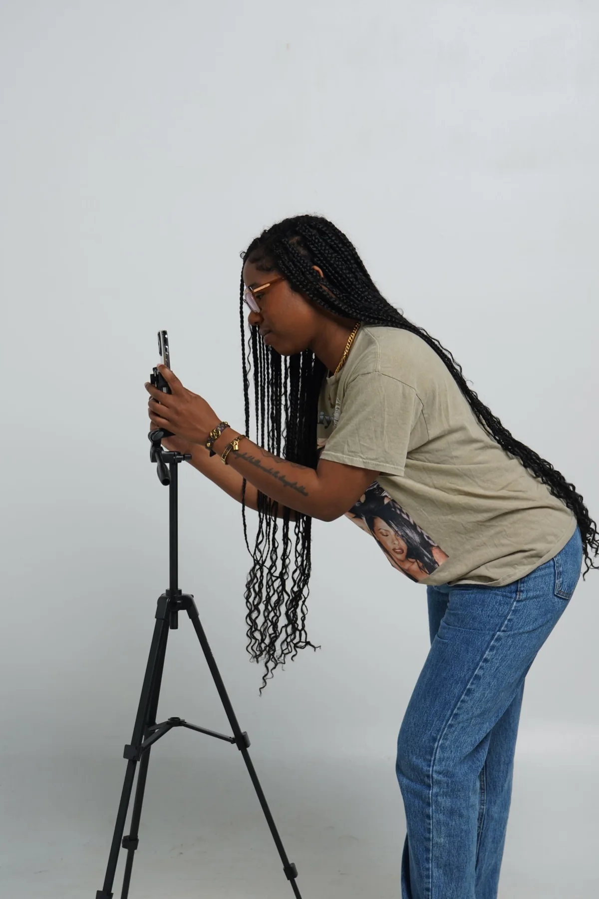 Créatrice installant un smartphone sur un trépied pour produire un contenu social