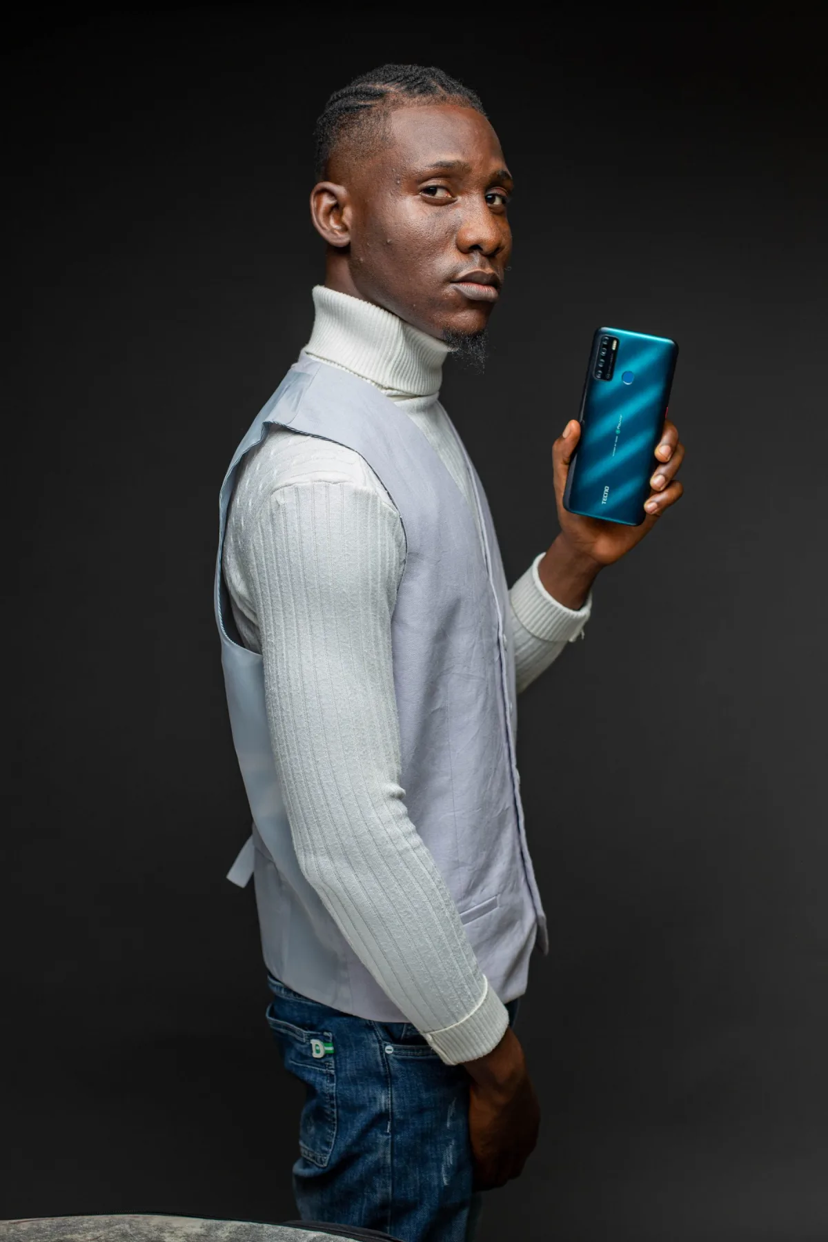 Créateur présentant un smartphone dans un studio de contenu